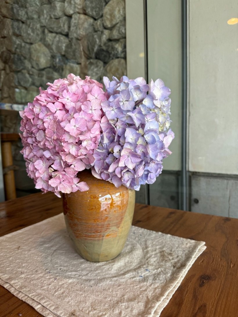 花瓶にピンクと薄紫の紫陽花